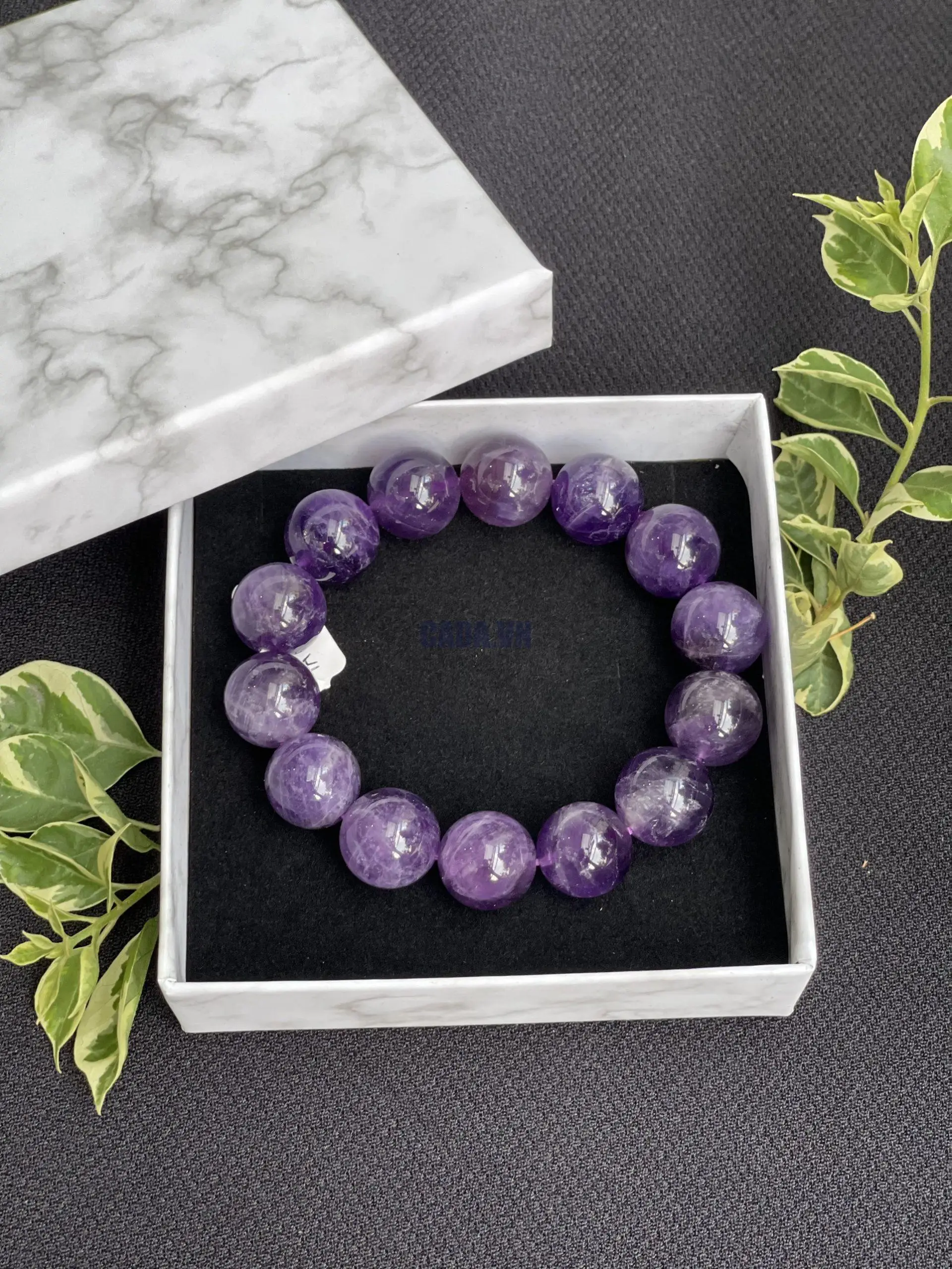 Vòng Phong Thủy Tuổi Thân: Hướng Dẫn Chọn Đá Hợp Mệnh Khai Vận 7 Hình ảnh vòng tay phong thủy đá Garnet hoặc Thạch Anh Tím.