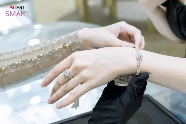 Nữ Đeo Vòng Phong Thủy Tay Nào Để Thu Hút May Mắn? 6 Phụ nữ đeo vòng phong thủy cổ tay tinh xảo