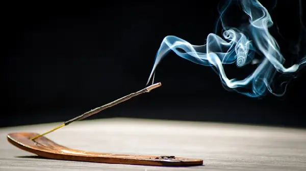 Giải mã sức mạnh vòng thạch anh tắm trăng rằm khai mở vận khí 7 Thanh tẩy vòng thạch anh bằng khói trầm hương