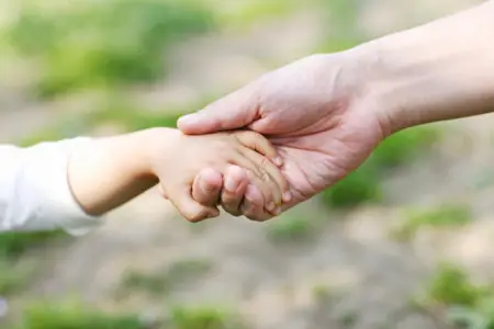 Định Hướng Đặt Tên Con Hợp Bố Mẹ Tuổi Tỵ 1989 Chuẩn Phong Thủy 7 Bàn tay nắm tay em bé che chở