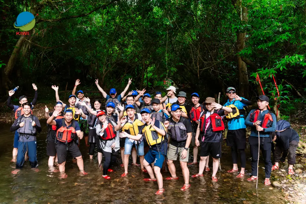 Giải Mã Giấc Mơ Thấy Leo Núi: Con Đường Đến Đỉnh Cao Hay Thử Thách? 5 Đồng đội vui vẻ leo núi cùng nhau