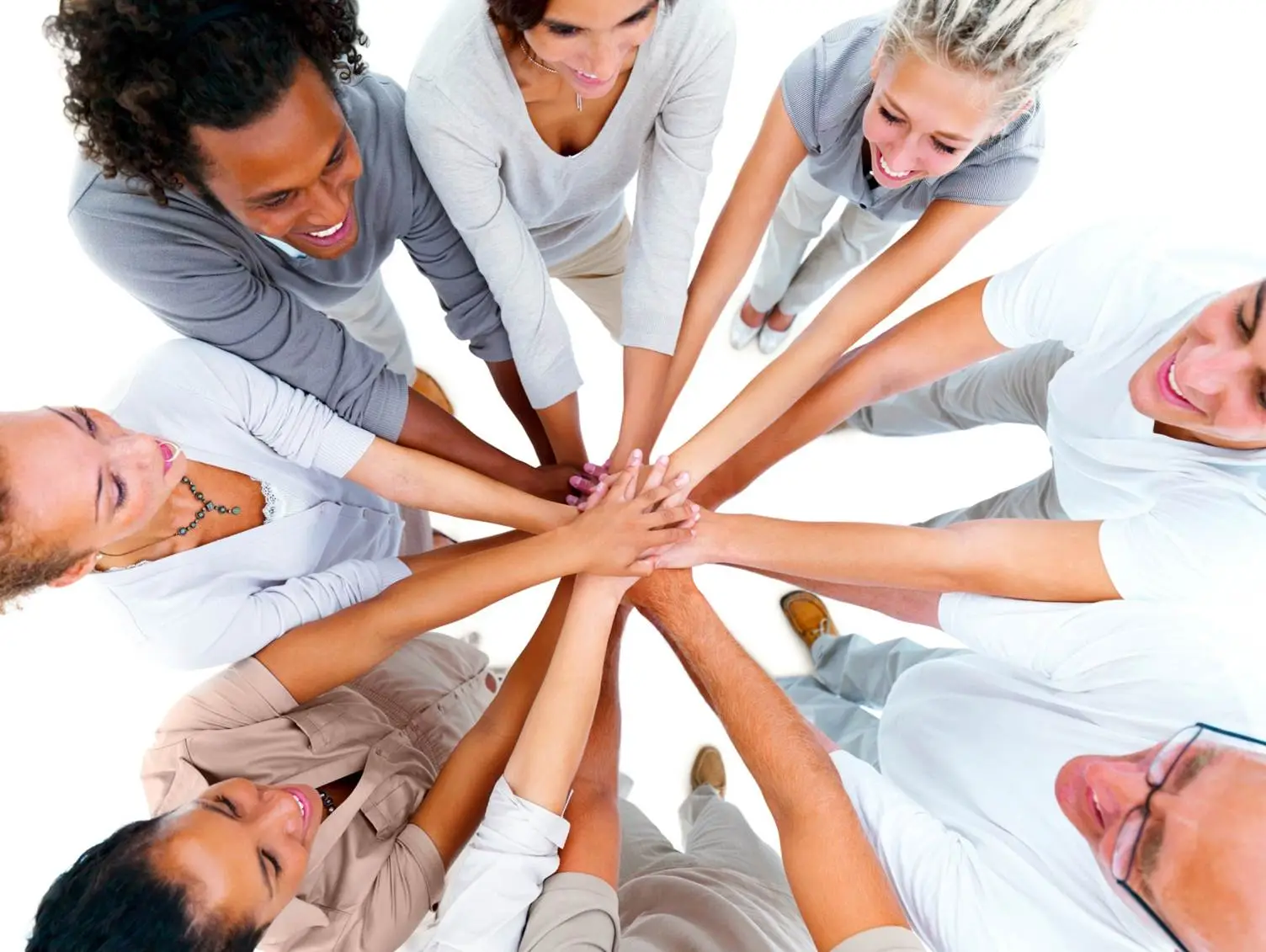 Tay đan vào nhau: Kết nối, giao tiếp hiệu quả.