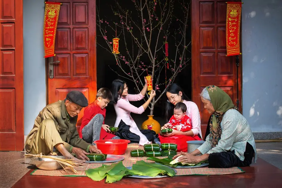 Gia đình sum vầy an lạc bên bàn thờ.