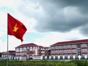 Trường học mới đang xây, ánh sáng rực rỡ.