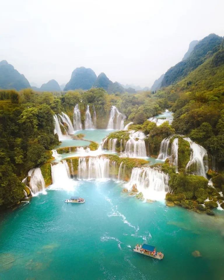 Thác nước hùng vĩ bình yên