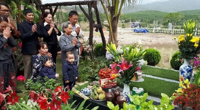 Nằm mơ thấy bốc mộ người thân: Giải Mã Ý Nghĩa và Cách Hóa Giải 6 Gia đình quây quần bên mộ tổ tiên.