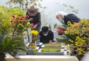 Gia đình cùng tảo mộ trong tiết Thanh Minh.