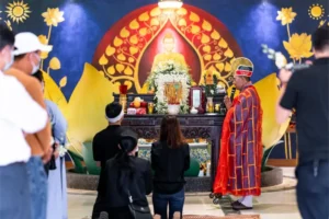 Thắp hương tưởng nhớ, nghi lễ tâm linh.