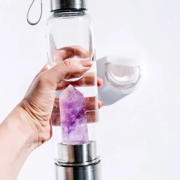 Thanh tẩy vòng tay thạch anh tỳ hưu dưới nước chảy.