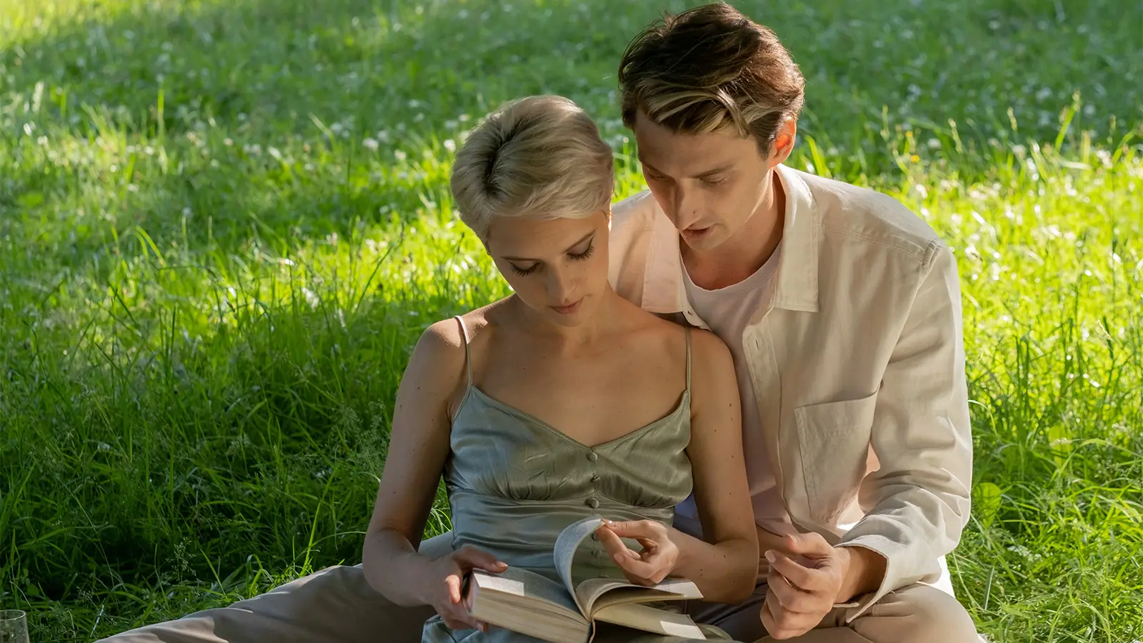 Nằm Mơ Thấy Chia Tay Người Yêu Trong Nước Mắt: Điềm Lành Hay Dữ? 6 Cặp đôi nghiêm túc thảo luận vấn đề tình cảm.