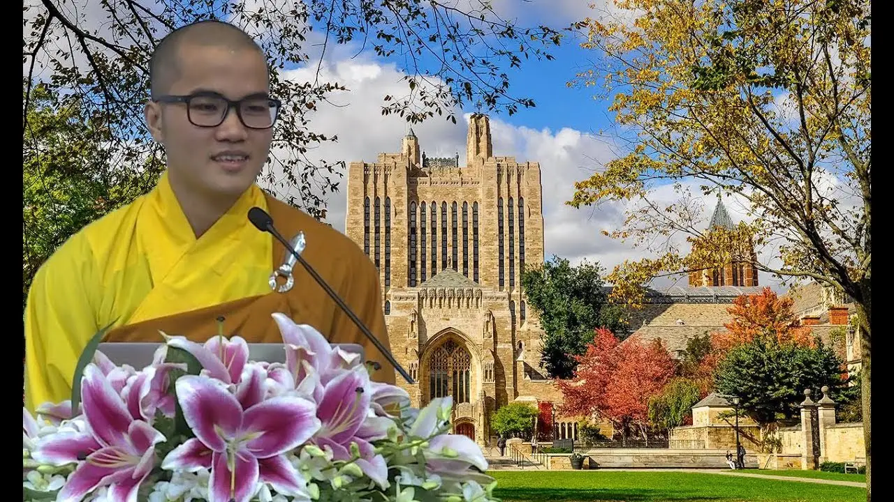 Người mỉm cười thư thái, nhà đẹp tràn ánh sáng.