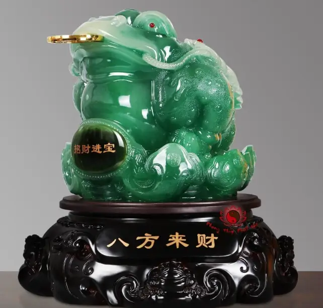 Thiềm Thừ tài lộc trên bàn làm việc cùng cây xanh.