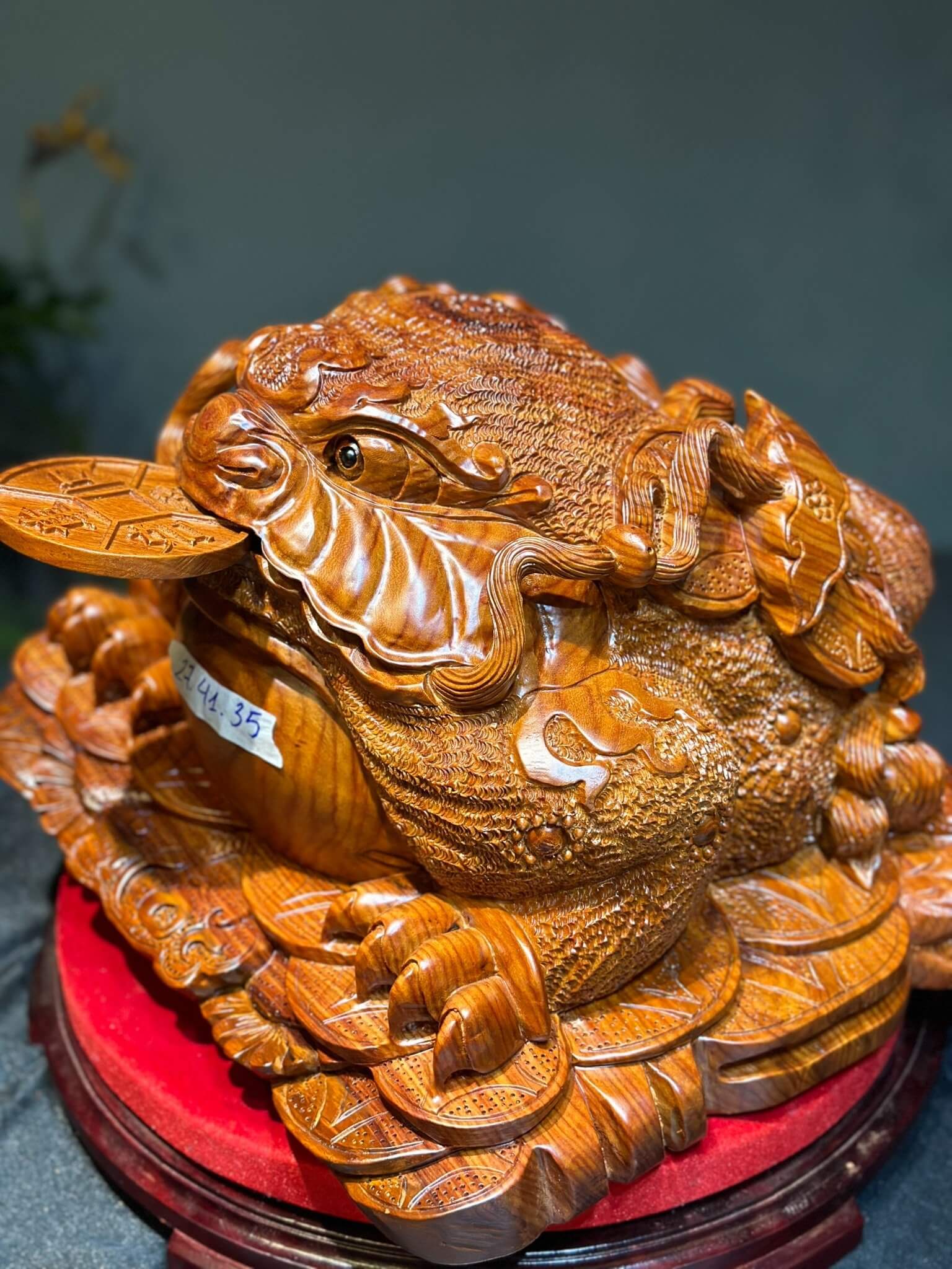 Thiềm Thừ Phong Thủy: Chìa Khóa Khai Mở Tài Lộc và Bình An Toàn Diện Từ Góc Nhìn Chuyên Gia 6 Thiềm Thừ gỗ quý chạm khắc tinh xảo