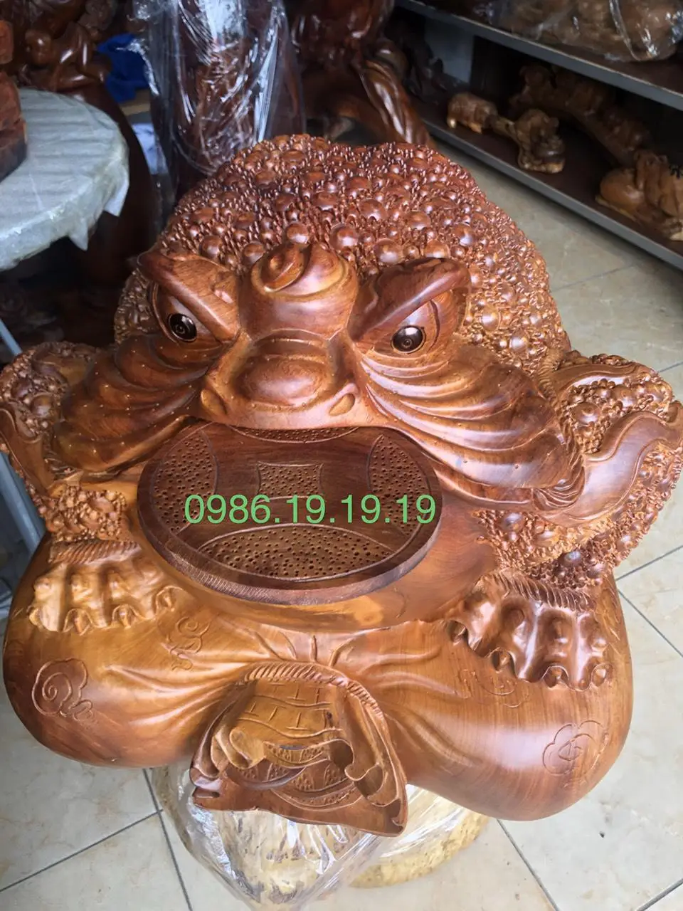 Thiềm Thừ ngâm nước giếng mưa thanh tẩy phong thủy.