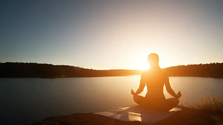 Phụ nữ thiền yoga, tâm an nhiên.