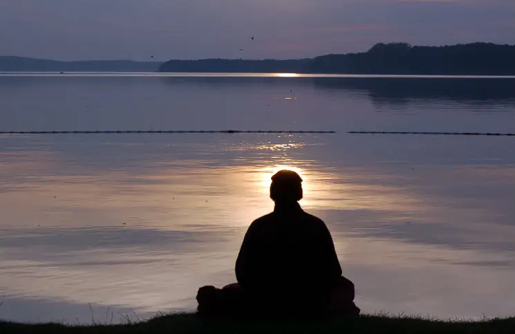 Mơ Thấy Tàu Đắm: Giải Mã Điềm Báo & Hướng Hóa Giải An Tâm 7 Cầu nguyện thiền định, an tâm hướng thiện.