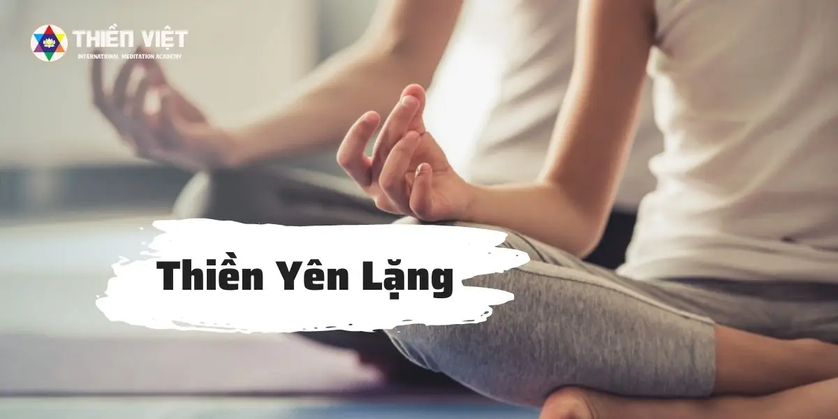 Thiền định an yên giữa không gian tĩnh lặng.