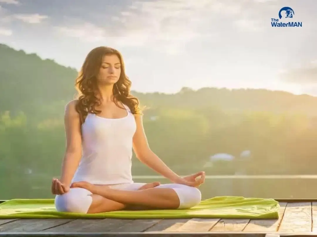 Giải Mã Giấc Mơ Thấy Hồ Bơi: Thông Điệp Sâu Kín Từ Tiềm Thức 6 Thiền định bên hồ nước yên tĩnh.