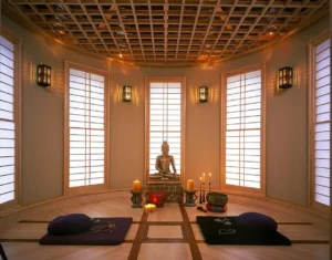 Thiền định, cầu nguyện trong không gian thanh tịnh.