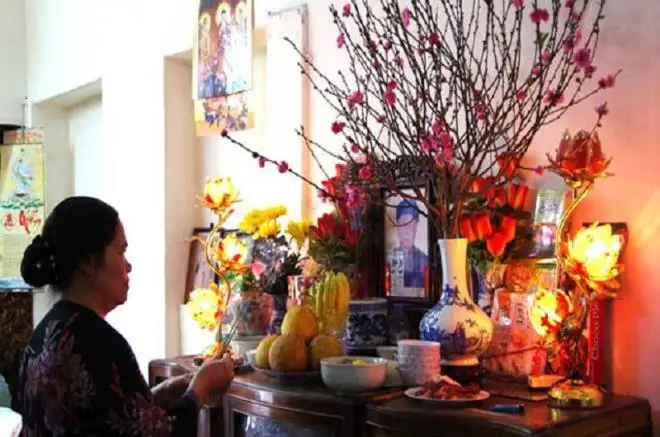 Đèn Thờ Cúng Chạy Pin: Bố Cục Chuẩn Mực Và Ý Nghĩa Tâm Linh 7 Gia đình trang nghiêm thắp hương, tưởng nhớ tổ tiên.