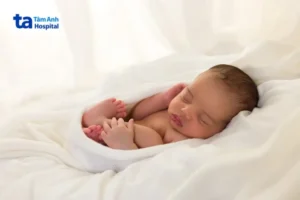 Em bé ngủ yên bình, dễ thương.