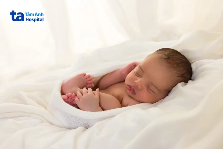 Phong Thủy Đặt Tên Con Số Chủ Đạo 33: Cân Bằng Vận Mệnh Từ Gốc 4 Em bé ngủ yên bình, dễ thương.