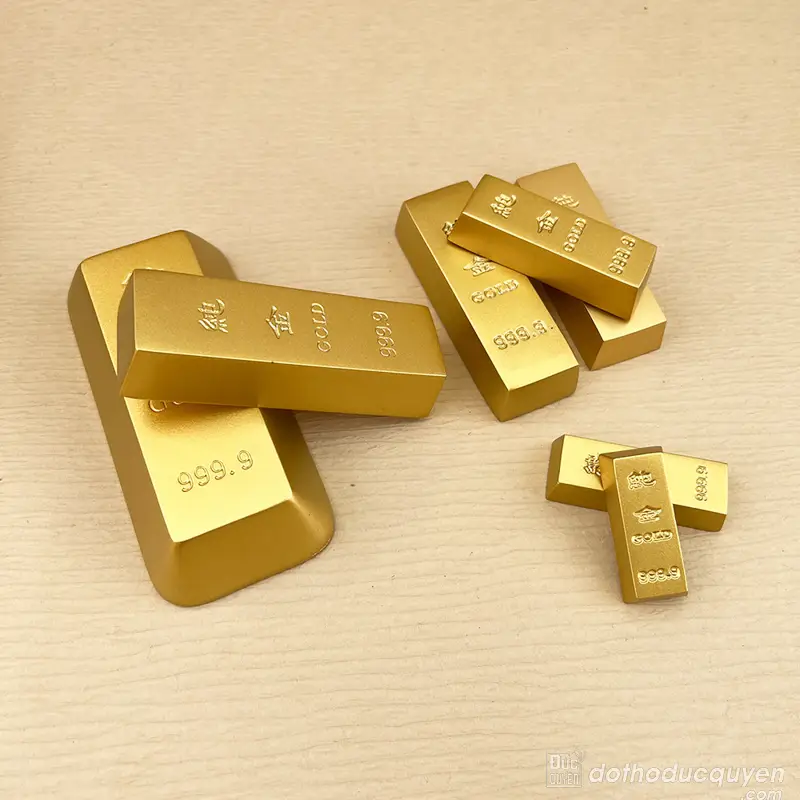 Giải Mã Giấc Mơ Thấy Vàng 9999: Điềm Lành Hay Dấu Hiệu Cần Lưu Tâm? 3 Thỏi vàng 9999 lấp lánh, ánh nến.