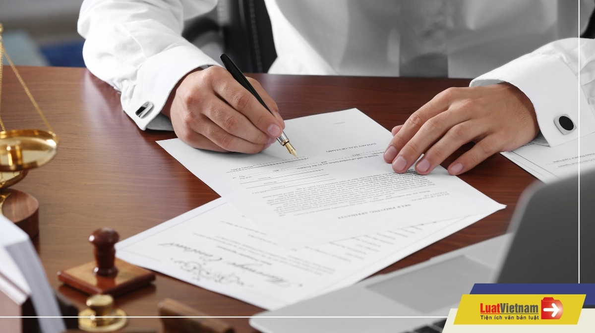 Kiểm tra kỹ hợp đồng mua bán đất đai.