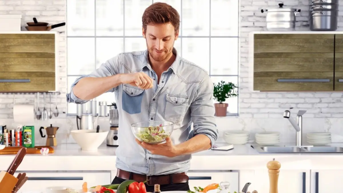 Nằm Mơ Thấy Nấu Cơm Cho Gia Đình: Điềm Báo Gì Đang Chờ Đợi Bạn? 6 Người nấu ăn tập trung, cẩn thận