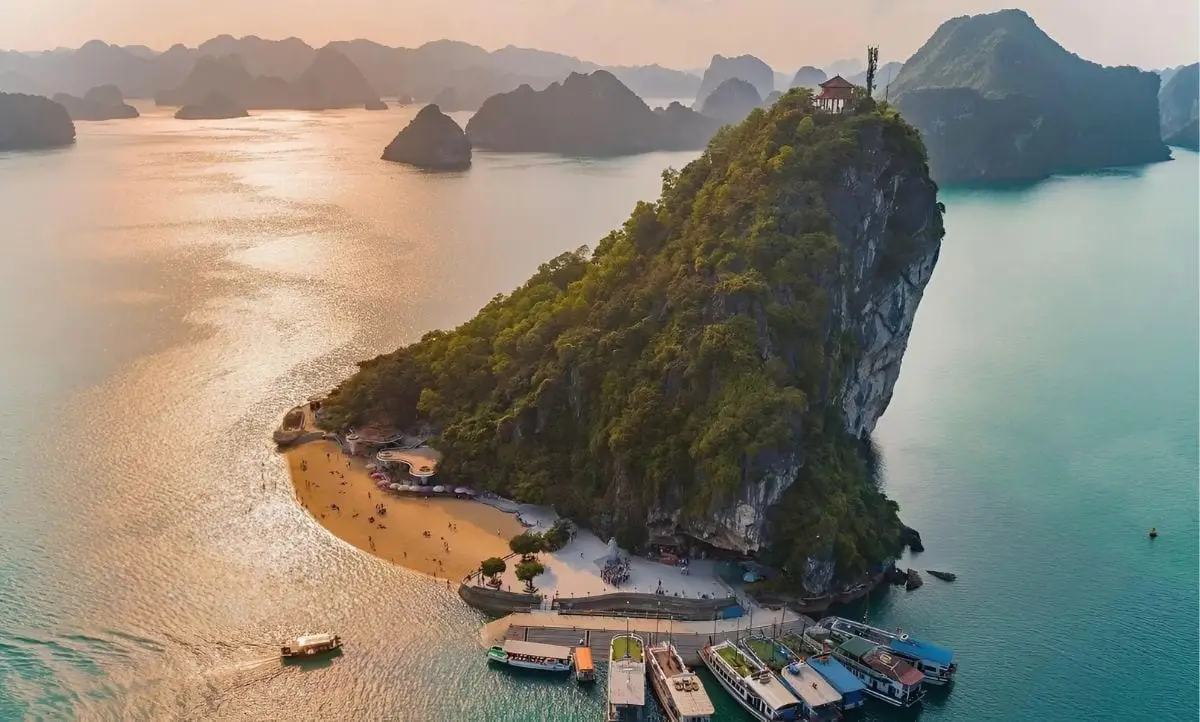 Giải Mã Giấc Mơ Thấy Bắt Tôm: Điềm Báo Nào Đang Chờ Đợi Bạn? 4 Bình yên bắt tôm giữa khung cảnh mờ ảo.