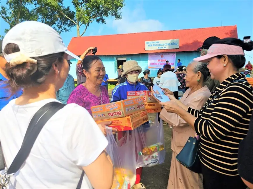 Giải Mã Giấc Mơ Thấy Bạn Thân Có Bầu: Điềm Lành Hay Dữ? 7 Tình nguyện viên đang làm việc thiện nguyện.