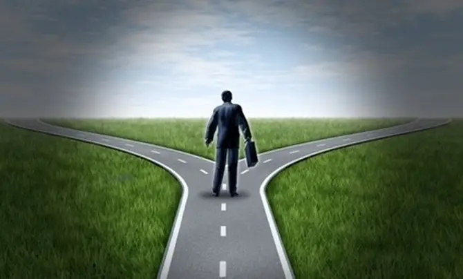 Người suy tư trước ngã ba đường.