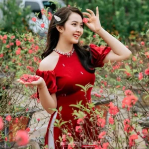 Nữ Hỏa rạng rỡ vườn hoa đỏ tươi.