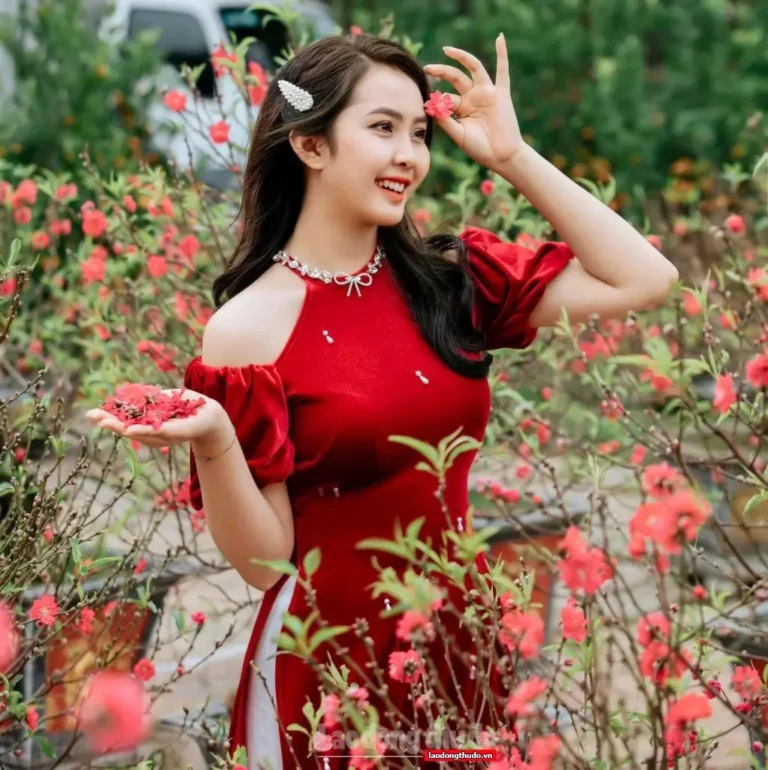 Nữ Hỏa rạng rỡ vườn hoa đỏ tươi.