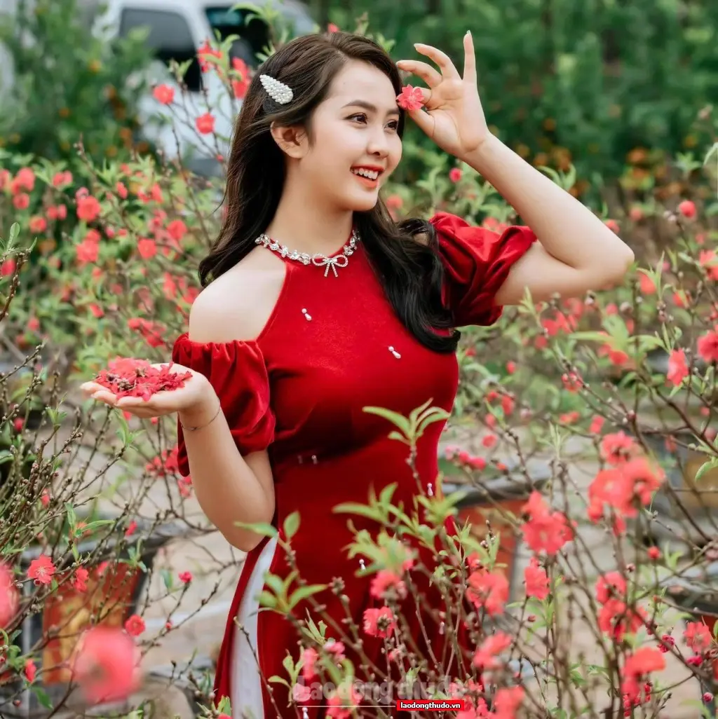 Khai Mở Sức Mạnh: Ý Nghĩa Màu Đỏ Mệnh Hỏa Và Cách Vận Dụng 4 Nữ Hỏa rạng rỡ vườn hoa đỏ tươi.