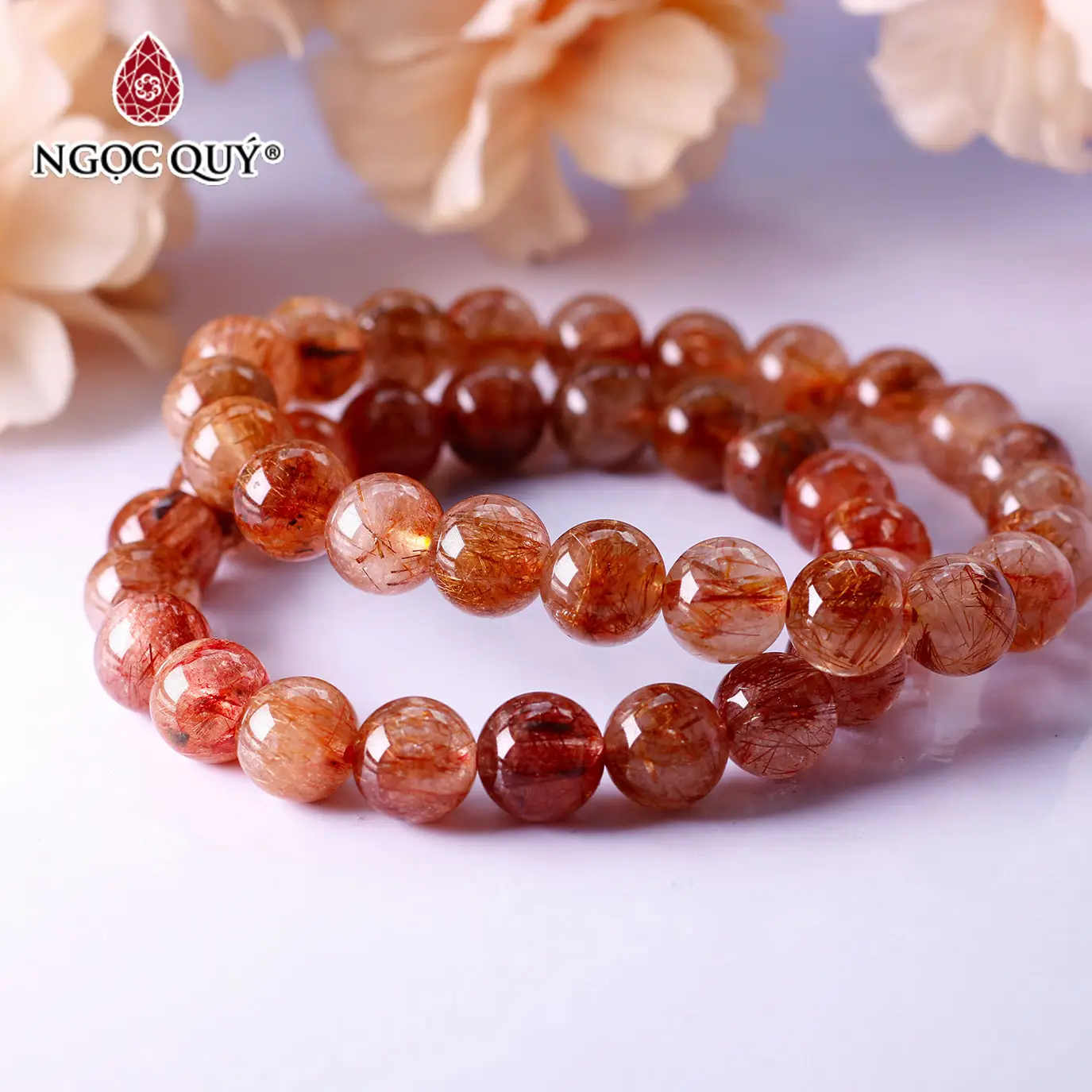 Vòng tay phong thủy Thạch Anh Tóc Đỏ trên thổ cẩm