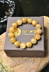 Vòng Thạch Anh Tóc Vàng Ánh Kim Trên Tay Nam.