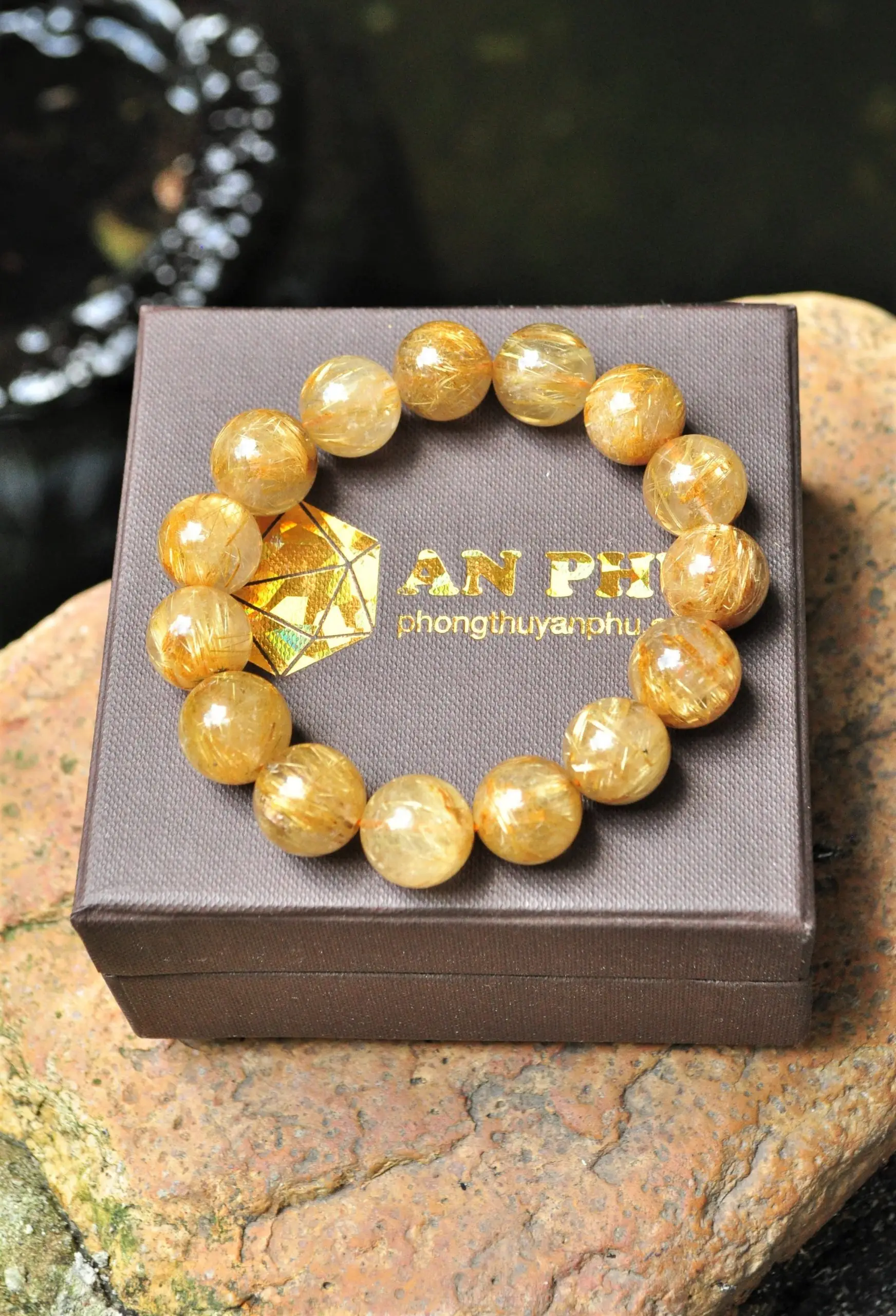 Vòng Thạch Anh Tóc Vàng Ánh Kim Trên Tay Nam.