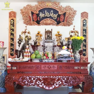 Vật phẩm thờ cúng được bài trí trang trọng