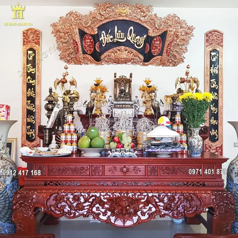 Vật phẩm thờ cúng được bài trí trang trọng