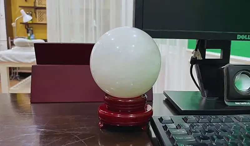 Cầu thạch anh trắng tím trên bàn làm việc gọn gàng.