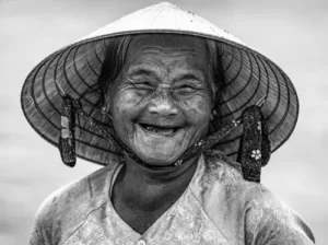 Người mẹ hiền từ mỉm cười.