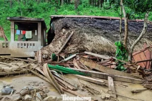 Lũ quét kinh hoàng đổ xuống ngôi làng.