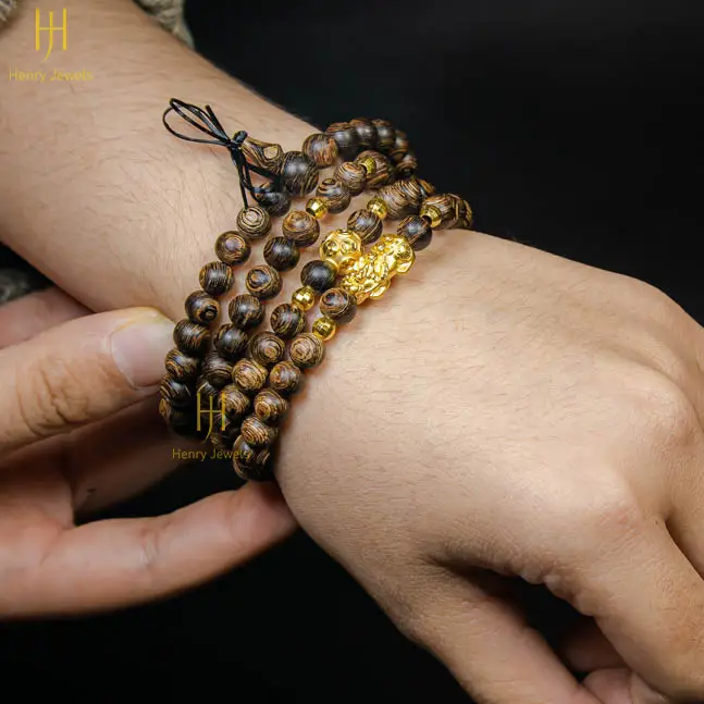 Vòng Gỗ Phong Thủy Ý Nghĩa Sâu Sắc: Hướng Dẫn Chọn Lựa Đúng Chuẩn 7 Người đeo vòng gỗ phong thủy an nhiên.