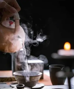 Trà nóng bốc khói, khoảnh khắc tĩnh lặng.