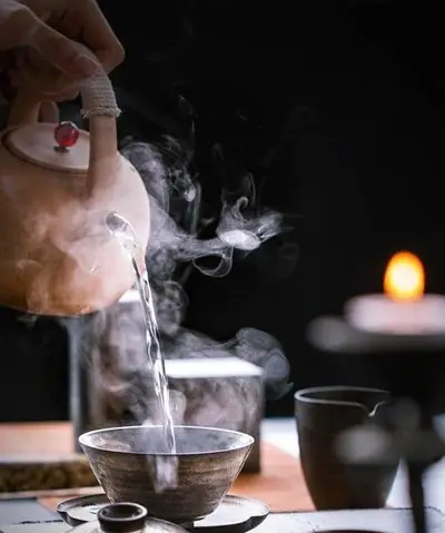 Trà nóng bốc khói, khoảnh khắc tĩnh lặng.