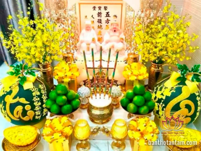 Nhang đèn hoa tươi bàn thờ Thần Tài