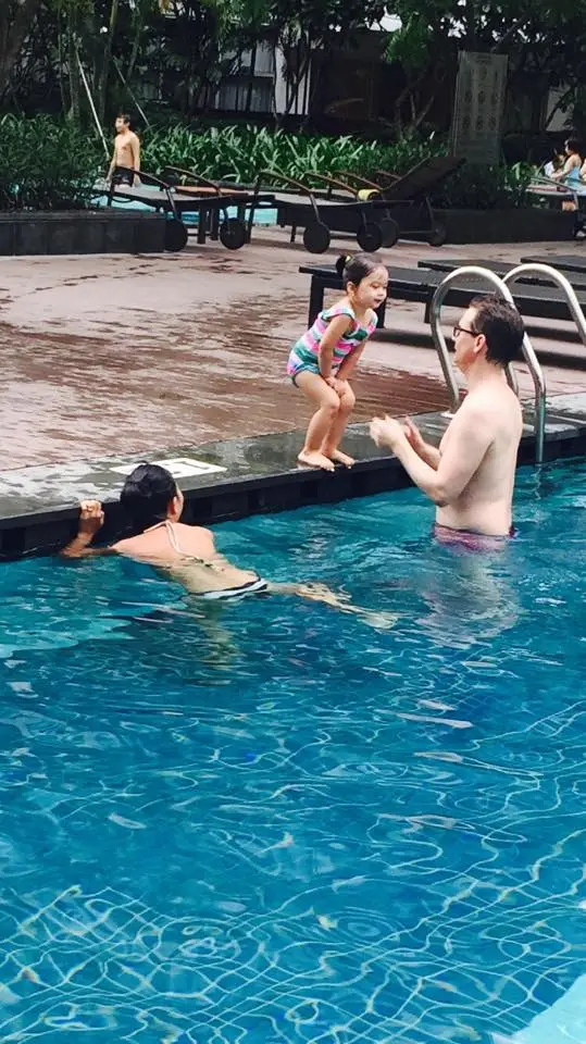 Nằm mơ thấy bơi trong nước: Giải Mã Điềm Báo & Hóa Giải Cuộc Sống 5 Gia đình bơi lội vui vẻ, hạnh phúc bên nhau.