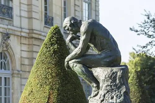 Giải Mã Giấc Mơ Thấy Cua: Thông Điệp Vận Mệnh Và Lời Hóa Giải 3 Khoảnh khắc người suy tư về giấc mơ.