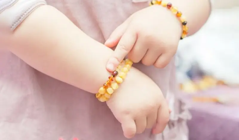 Vòng Phong Thủy Tuổi Tỵ 2001: Khai Mở Vận May Đỉnh Cao 6 Vòng đá phong thủy tinh tế cho bé.